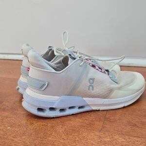 On Cloudnova Flux womens size 9
